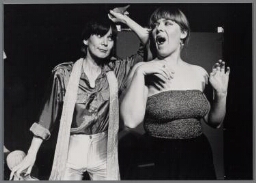 Opvoering toneelstuk 'In levende lijve' in het spiegeltheater. 1980