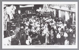 Bijschrift: 'Een groep der deelnemers aan de verleden week te 's-Hertogenbosch gehouden buitengewone vergadering van de Vereeniging voor Vrouwenkiesrecht.' 1917