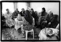 Marokkaanse vrouw ontvangt Nederlandse vrouwen. 2000
