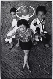 Illustratie bij het onderwerp werk voor allochtone vrouwen: drie zwarte vrouwen poseren op een bankje op een plein. 1982