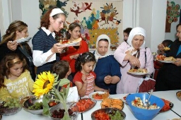 Groep vluchtelingenvrouwen en kinderen tijdens buffet 2007