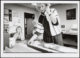 Onderwijzeres tijdens de les op een lagere school. 1989