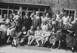 Groepsportret van vrouwen bij het Vormingscentrum 'De Born' 193?
