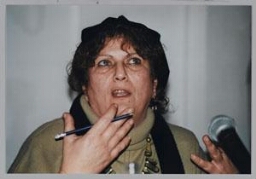 Dichteres Shokat Shamaseblou tijdens een Zamicasa (inloopcafé van Zami) over de balans tussen verschillende culturele waarden en normen. 2000