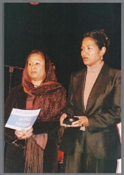 Van links naar rechts: Vera Tentua  en Farida Pattisahusiwa van Vrouwen voor Vrede op de Molukken tijdens de uitreiking van de Zami-award 2003 met als thema: Vrouwen, Vrede en Veiligheid 2003