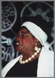Zangeres Bili Dee Louis tijdens de uitreiking van de Zami Award 2000 met het thema literatuur. 2000