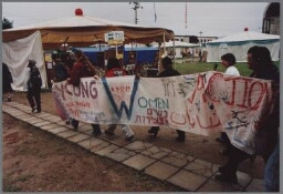 Tijdens de wereldvrouwenconferentie bezoeken jonge vrouwen de tent van oudere vrouwen 1995