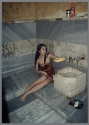 Jonge Turkse vrouw in een Turks badhuis 2000