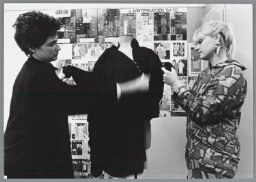 Maria Smits en Carolien Kasper aan het werk in hun mode-ontwerpstudio 'Look sharp' in Leiden. 1986