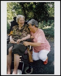 Bejaarde vrouw en verpleegkundige 2002