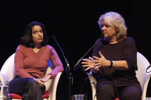 Karima Belhaj (l., Marokkaans moederproject Amsterdam) en Anja Meulenbelt tijdens het debat in de balie over de vraag of emancipatie voor witte vrouwen klaar is, en nu moslimvrouwen aan de beurt zijn 2004