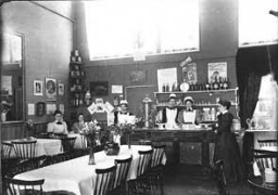 Groepsportret van vrouwen werkzaam in een vegetarisch restaurant, tijdens de Nationale Tentoonstelling van Vrouwenarbeid 1898. 1898