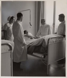 Zojuist bevallen vrouw schudt de hand van de dokter. 1937
