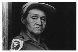 Bijna iedereen in Santo Tomás, een Nicaraguaans plaatsje aan de grens met Honduras, verdedigt het dorp, ook oudere vrouwen. 1984