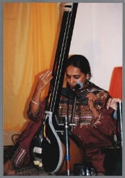 Karuna Jankisingh (?) speelt klassieke Indiase muziek 1998