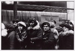Poolse vrouwen staan in de rij te wachten. 1982