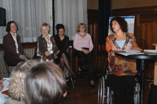 Funda Mujde (in kleurige top en met rolstoel) presenteert het debat 'Wat bindt vrouwen' tijdens Women inc 2007