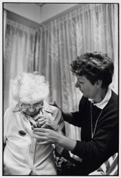 Vrijwilligster helpt ouderen in een bejaardentehuis. 1988