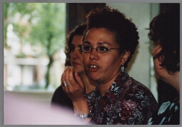 Fenna Ulichki (MVVN) tijdens een discussiemiddag over integratie georganiseerd door Stichting Zami, Pinay sa Holland, Chebba Meidenplaza, de Marokkaanse Vrouwenvereniging Nederland (MVVN) en Stichting Sitara in buurtcentrum Lydia, Amsterdam 2004