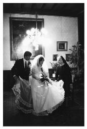 Een pasgetrouwd paar naast een zuster van Liefde van Onze Lieve Vrouw van Barmhartigheid. 1984