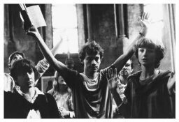 Jongeren in de kathedraal van Paray le Monial, Frankrijk 1984