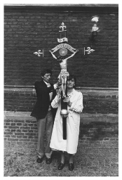 Echtpaar met kruis, dat 100 jaar in de familie is en wordt meegedragen in processies. 1984
