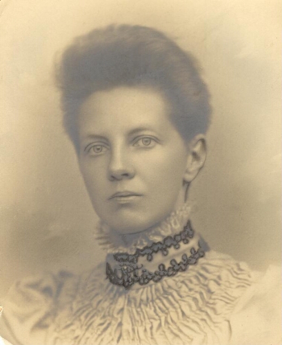 Op achterkant: 'Marie Jungius, 1e directrice van het Nat 1897