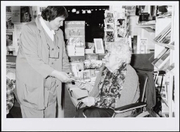 Dichteres biedt bundel 'Wissels' aan haar moeder aan in vrouwenboekhandel de Feeks. 1997