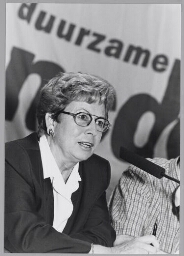 Mevrouw Marry Visscher, lid van de Tweede Kamer voor het CDA tijdens een conferentie over 5 jaar na Rio door NCDO. 1997