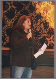 Iraanse dichteres Shokat Shamaseblou leest voor tijdens de uitreiking van de Zami Award 2004 met als thema 'Heldinnen in de knop'. 2004