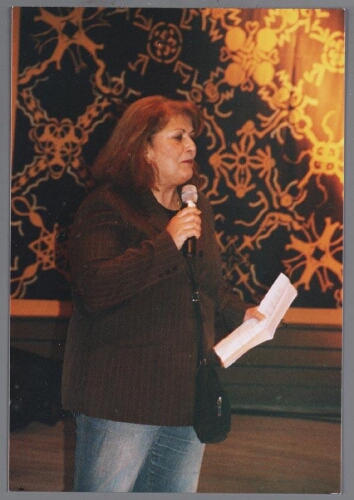 Iraanse dichteres Shokat Shamaseblou leest voor tijdens de uitreiking van de Zami Award 2004 met als thema 'Heldinnen in de knop'. 2004