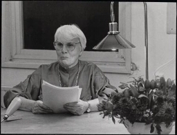 Anje Boswijk leest in het vrouwencentrum voor uit eigen werk tijdens de vrouwenboekenweek. 1985