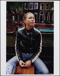 Sarah in een boot op de Amsterdamse grachten 2001