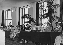 Het bestuur tijdens de openingsredevoeringen van de Tentoonstelling  'De Nederlandse Vrouw 1898-1948' 1948