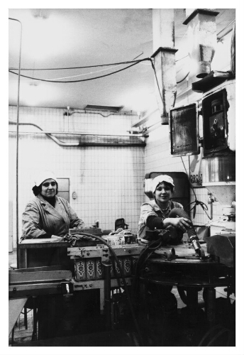 Twee Turkse fabrieksarbeidster bij Droste in Haarlem. 1979