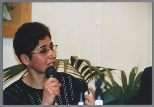 Parvin Shahbazy (Iraans) tijdens de nieuwjaarsborrel van Zami 2002 over vluchtelingenvrouwen in samenwerking met MCE (Projectbureau Multiculturalisatie en Emancipatie, voorheen Emancipatiebureau Amsterdam). 2002