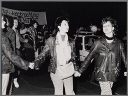Heksennacht: hand in hand lopen de vrouwen over straat 1983