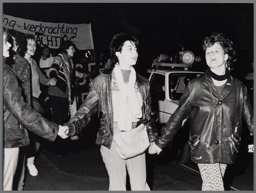 Heksennacht: hand in hand lopen de vrouwen over straat 1983