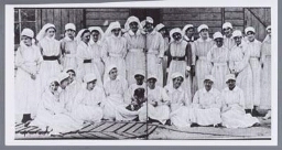 Leden van het veldhospitaal voor hun barak achter het front. 1917