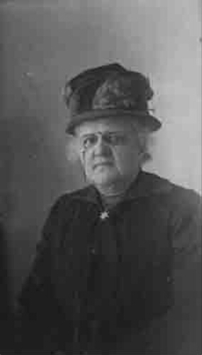 Portret van vrouw met hoed en bril. 1920