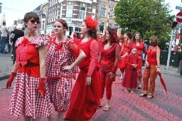 Een rode draad, een collectie van driehonderd rode outfits die ontworpen werd met verschillende culturen als uitgangspunt, werd gepresenteerd in een uitbundige parade van honderden mensen, met muziek en dans, dwars door de stad 2009