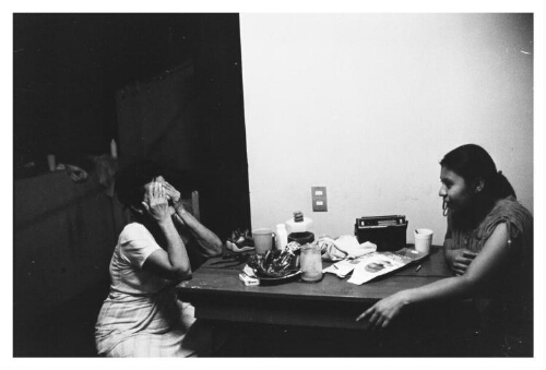 Nicaraguaanse dienstmeisjes na het avondeten 1984