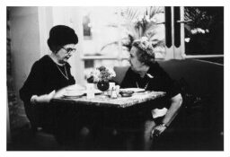 Twee oudere New Yorkse vrouwen drinken een kop koffie. 197?