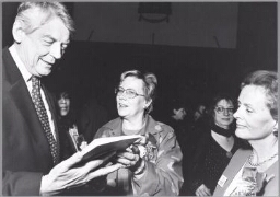 Minister president Wim Kok ontvangt een boek tijdens de opheffing Emancipatieraad. 1997