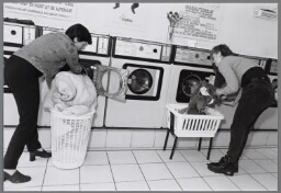 Vrouwen in een wasserette. 1998