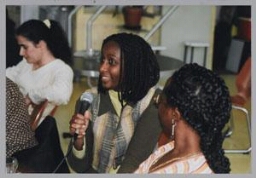 Adolfine Purperhart (?) tijdens een Zamicasa (eet- en activiteitencafé van Zami) over beeldvorming en jongeren. 1991