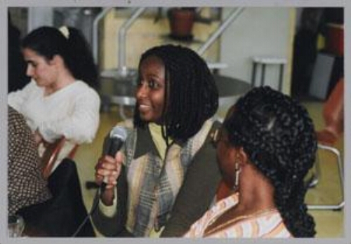 Adolfine Purperhart (?) tijdens een Zamicasa (eet- en activiteitencafé van Zami) over beeldvorming en jongeren. 1991