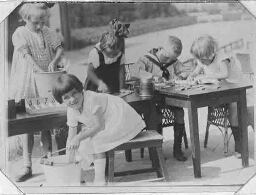 Kinderen van een Montessorischool houden een grote schoonmaak in hun klaslokaal. 191?