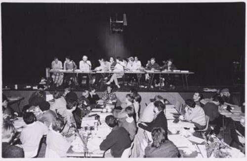 Landelijk COC congres, het landelijk bestuur op het podium, afgevaardigden van de afdelingen in de zaal. 1986