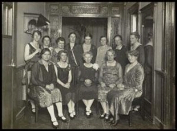 Het bestuur van de Nederlandse Vereniging van Vrouwen met Academische Opleiding (VVAO) ter gelegenheid van het tienjarig bestaan van de VVAO 1928